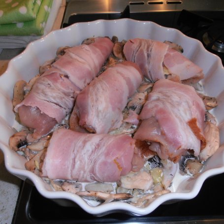 Krok 4 - Filet z kurczaka rolowany z salami i boczkiem na pieczarkach foto