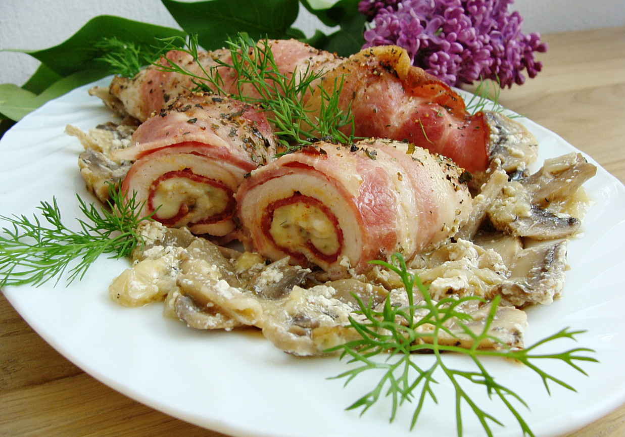 Filet z kurczaka rolowany z salami i boczkiem na pieczarkach foto