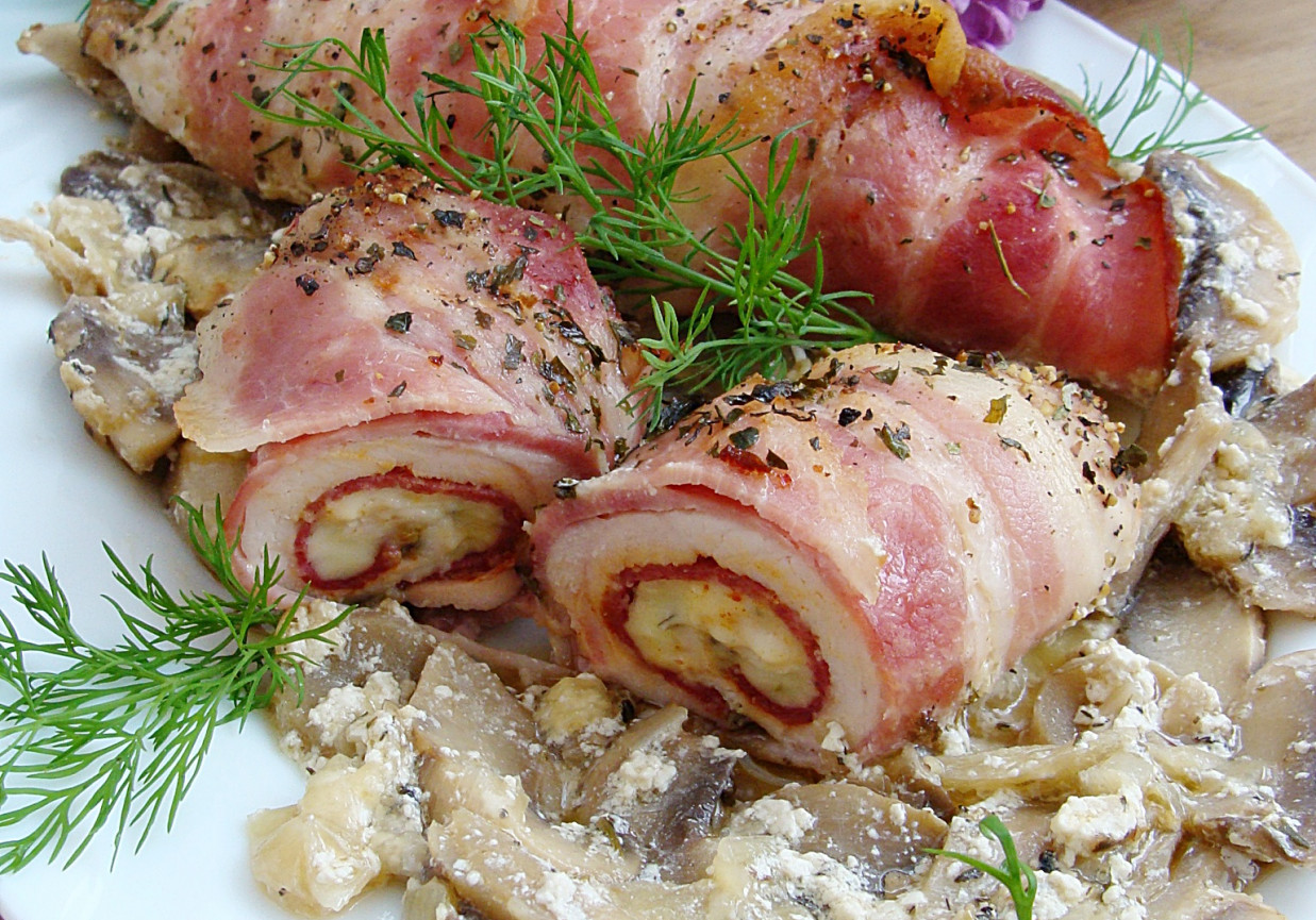 Filet z kurczaka rolowany z salami i boczkiem na pieczarkach foto