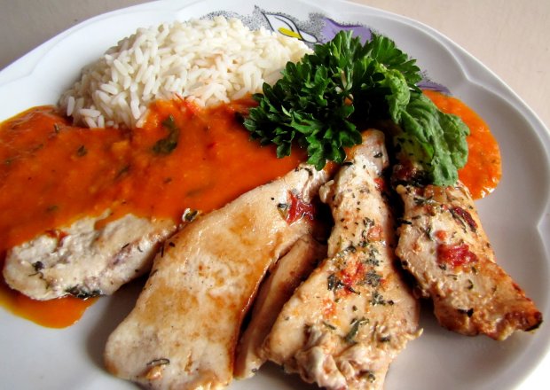 Fotografia przedstawiająca Filet z kurczaka ryż i sos pomidorowy z ziołami