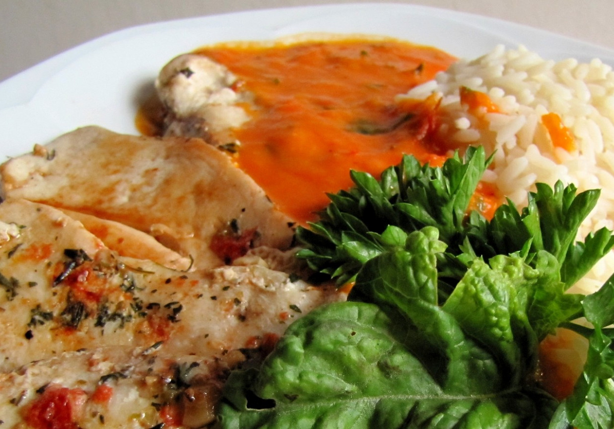Filet z kurczaka ryż i sos pomidorowy z ziołami foto