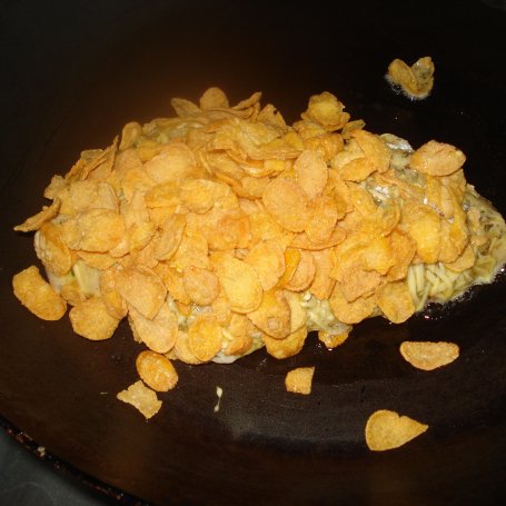 Krok 4 - Filet z kurczaka smażony w płatkach kukurydzianych foto