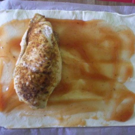 Krok 2 - Filet z kurczaka w cieście francuskiem foto