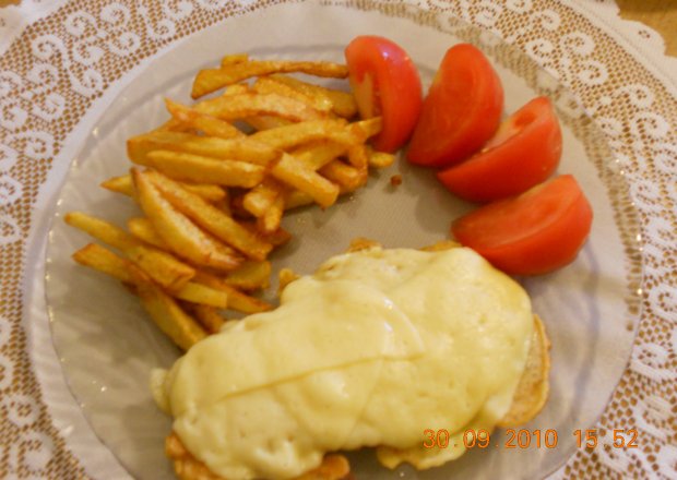 Fotografia przedstawiająca Filet z kurczaka w cieście i z serem