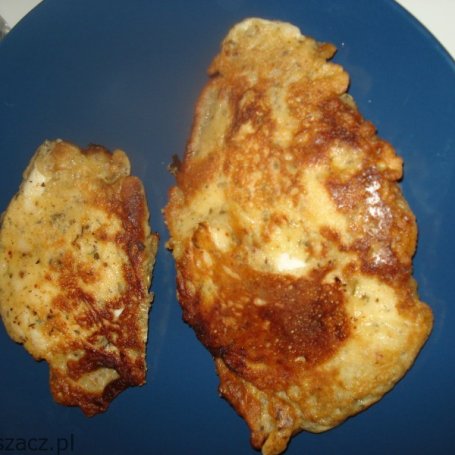 Krok 4 - Filet z kurczaka w cieście naleśnikowym z ziołami prowansalskimi foto