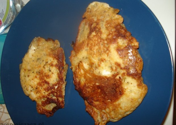 Fotografia przedstawiająca Filet z kurczaka w cieście naleśnikowym z ziołami prowansalskimi