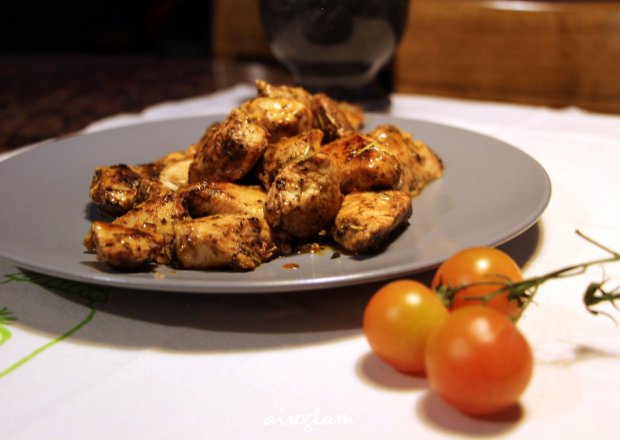 Fotografia przedstawiająca Filet z kurczaka w marynacie ziołowo pomidorowej