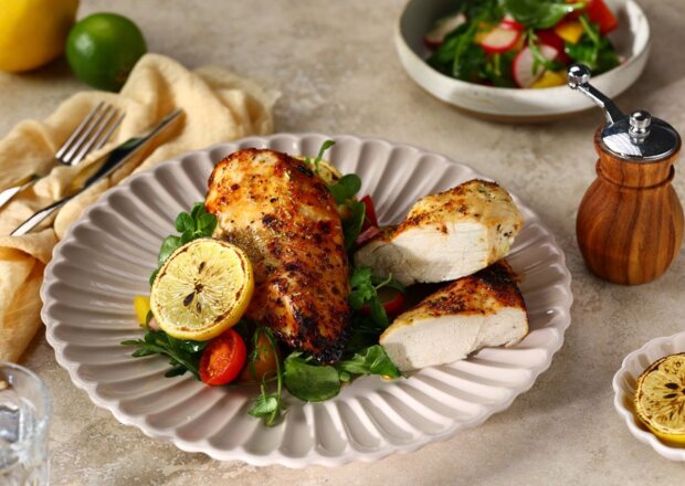 Fotografia przedstawiająca Filet z kurczaka w miodowo-cytrynowej marynacie