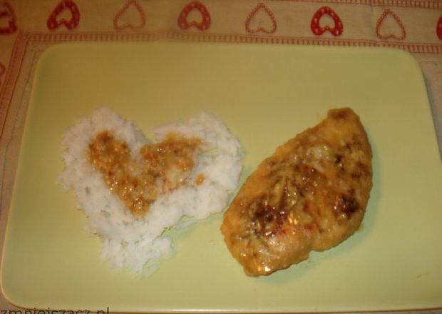 Fotografia przedstawiająca Filet z kurczaka w  miodowym sosie