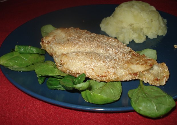Fotografia przedstawiająca Filet z kurczaka w panierce sezamowej