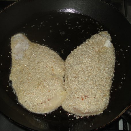Krok 3 - Filet z kurczaka w panierce sezamowej foto