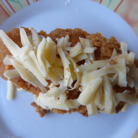 Krok 5 - Filet z kurczaka w panierce z żółtym serem foto