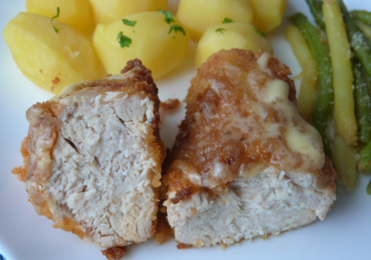 Filet z kurczaka w panierce z żółtym serem foto