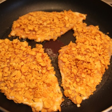Krok 3 - Filet z kurczaka w płatkach kukurydzianych foto