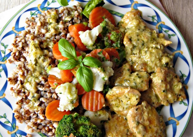 Fotografia przedstawiająca Filet z kurczaka w serowo szczypiorkowym sosie z warzywami i kaszą gryczaną