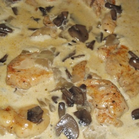 Krok 15 - Filet z kurczaka w sosie pieczarkowym z serkiem mascarpone foto