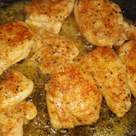 Krok 7 - Filet z kurczaka w sosie pieczarkowym z serkiem mascarpone foto