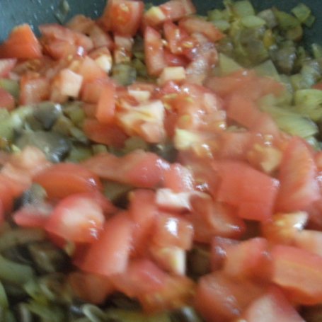 Krok 4 - Filet z kurczaka w sosie pomidorowo-śmietanowym z pieczarkami i cebulą foto