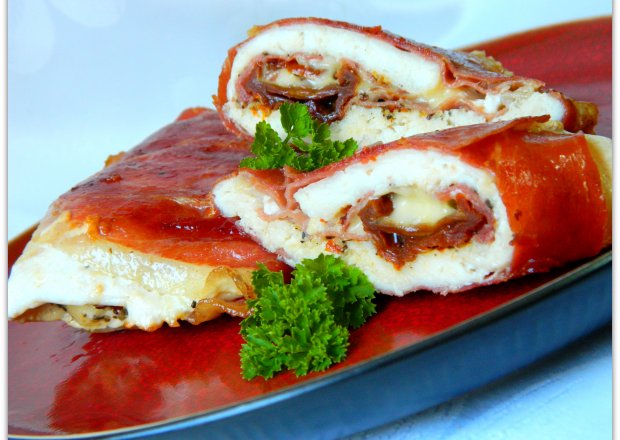 Fotografia przedstawiająca Filet z kurczaka w szynce serrano