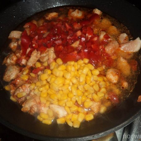 Krok 5 - Filet z kurczaka w towarzystwie czerwonej papryki i kukurydzy :) foto
