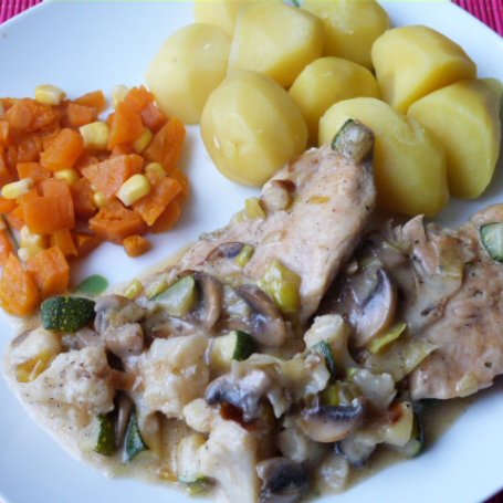 Krok 5 - Filet z kurczaka w warzywnym sosie foto