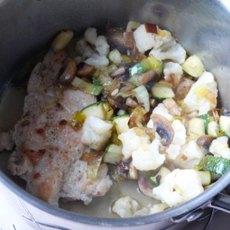 Krok 4 - Filet z kurczaka w warzywnym sosie foto