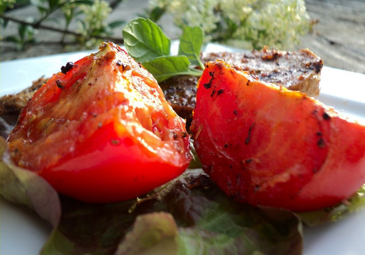 Filet z kurczaka w ziołach grillowany z pomidorami  foto