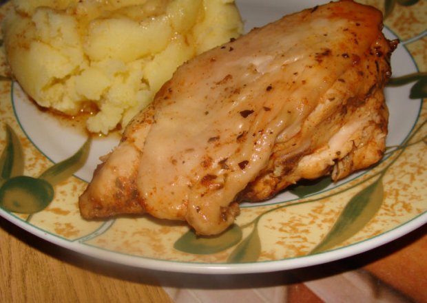 Fotografia przedstawiająca filet z kurczaka w ziołach