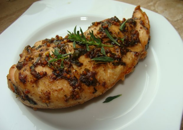 Fotografia przedstawiająca Filet z kurczaka w ziołowo musztardowej marynacie