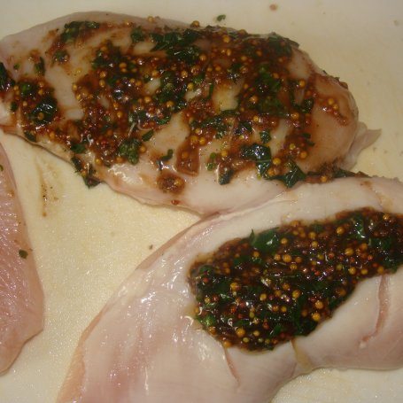 Krok 4 - Filet z kurczaka w ziołowo musztardowej marynacie foto