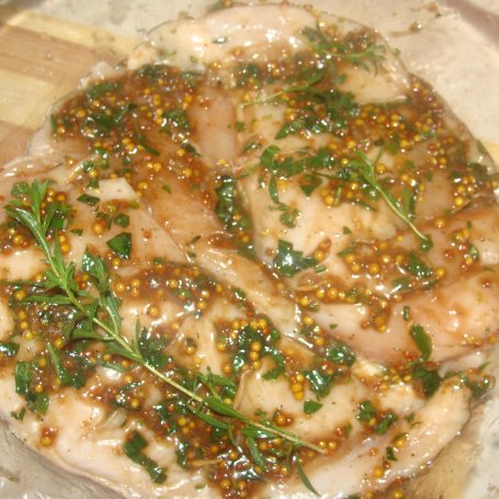 Krok 5 - Filet z kurczaka w ziołowo musztardowej marynacie foto
