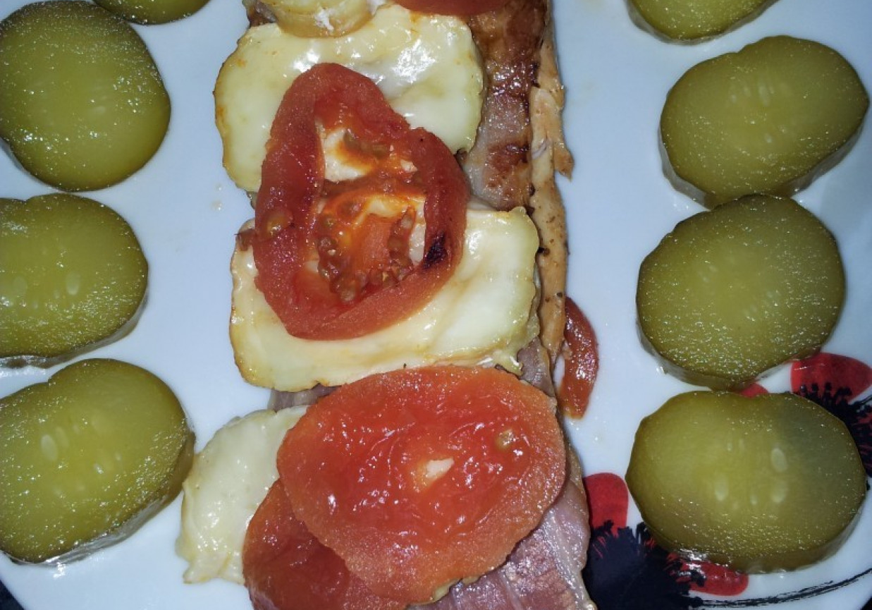 Filet z kurczaka z bekonem, pomidorami i serem pleśniowym foto