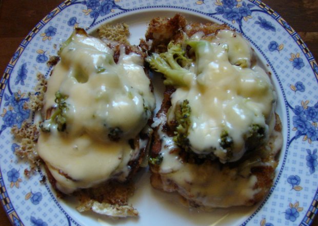 Fotografia przedstawiająca filet z kurczaka z brokułami i serem