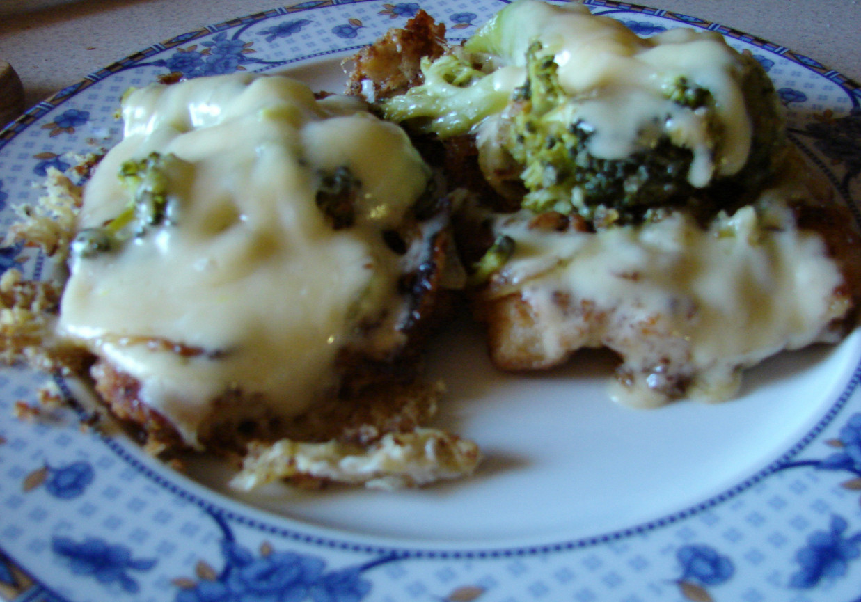 filet z kurczaka z brokułami i serem foto