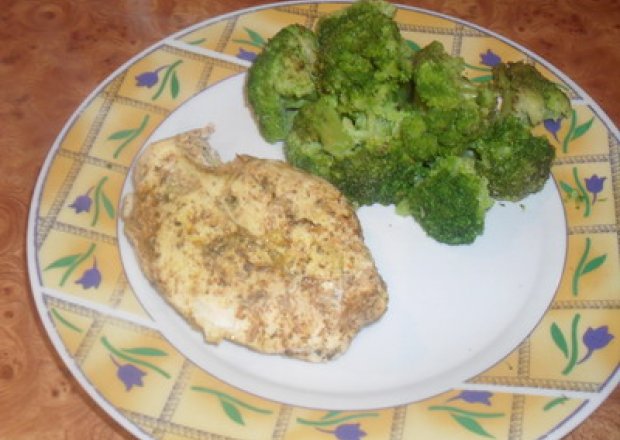 Fotografia przedstawiająca Filet z kurczaka z brokułem na parze - niskokaloryczne.