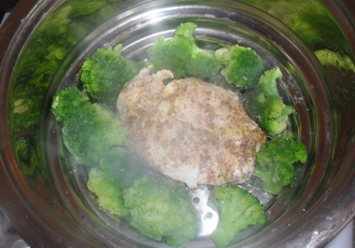 Filet z kurczaka z brokułem na parze - niskokaloryczne. foto