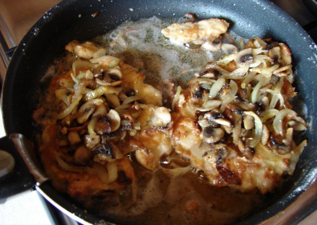 Fotografia przedstawiająca Filet z kurczaka z cebulką, pieczarkami i serem