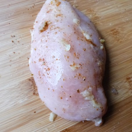 Krok 3 - Filet z kurczaka z imbirem i przyprawą do gyrosa foto