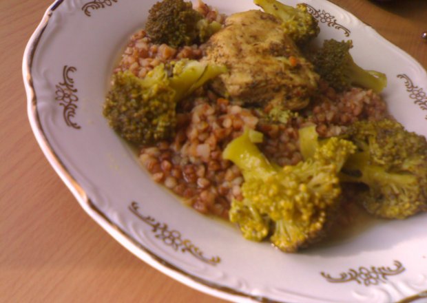 Fotografia przedstawiająca Filet z kurczaka z kaszą i brokułami