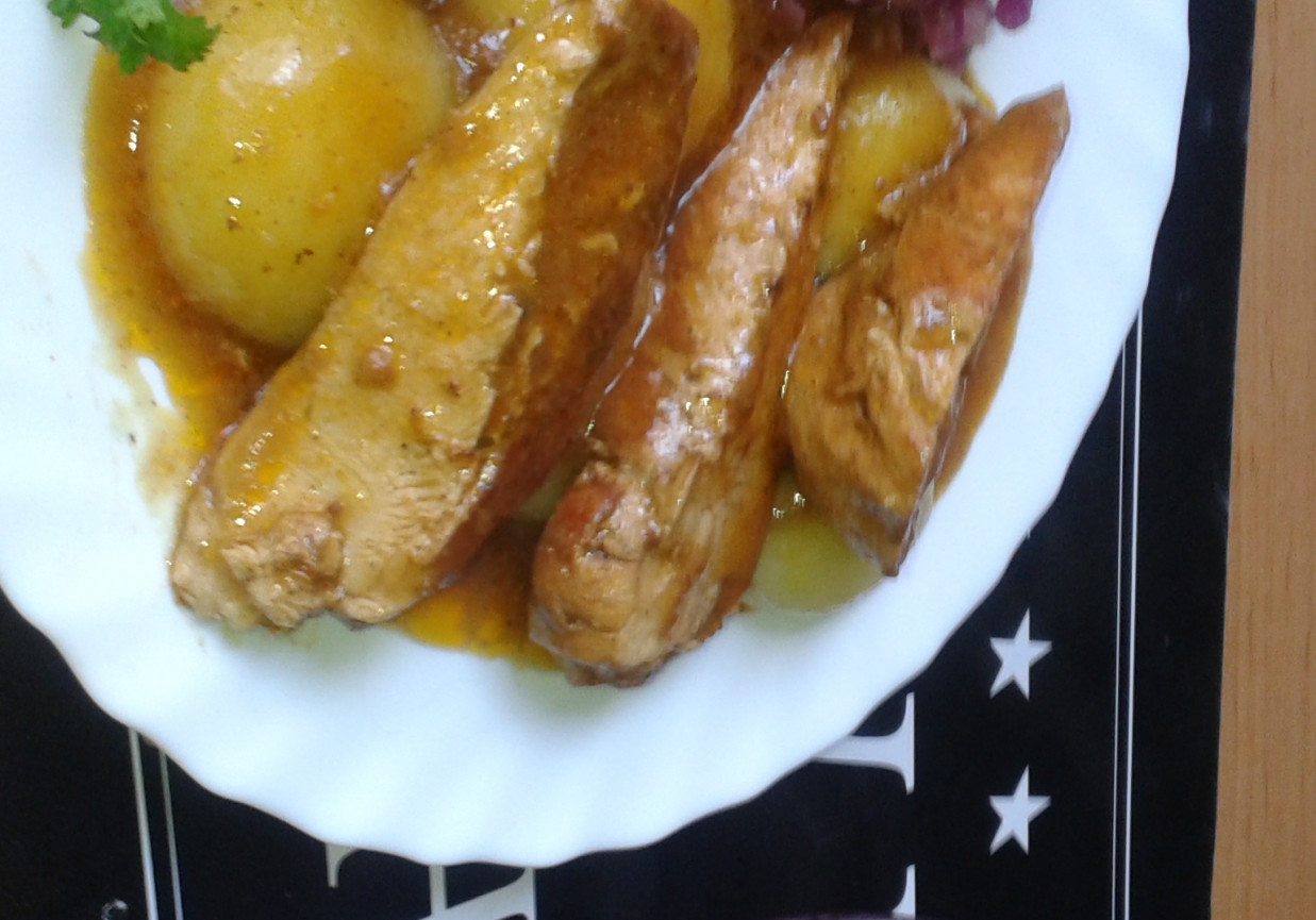 Filet z kurczaka z kluskami w sosie i kapustą czerwoną foto