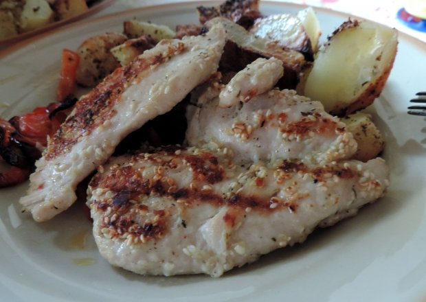 Fotografia przedstawiająca Filet z kurczaka z marynacie miodowo-sezamowej