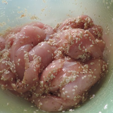 Krok 2 - Filet z kurczaka z marynacie miodowo-sezamowej foto