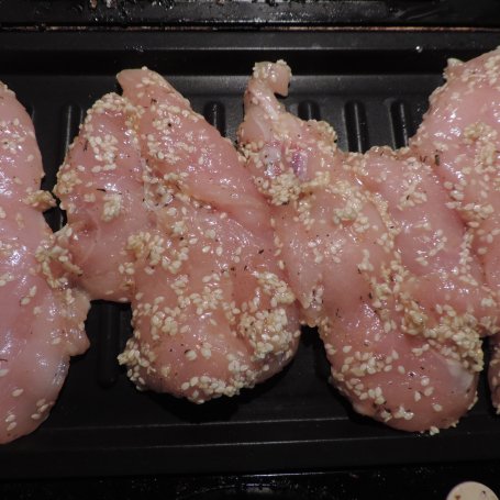 Krok 3 - Filet z kurczaka z marynacie miodowo-sezamowej foto