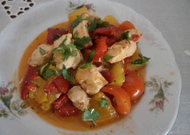 Fotografia przedstawiająca Filet z kurczaka z papryka i pomidorami