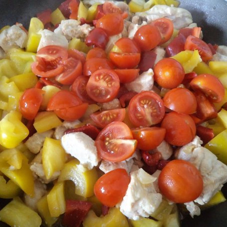Krok 2 - Filet z kurczaka z papryka i pomidorami foto