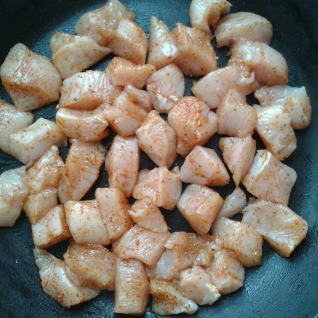 Krok 1 - Filet z kurczaka z papryką w sosie serowym foto