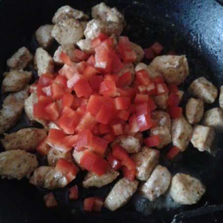 Krok 2 - Filet z kurczaka z papryką w sosie serowym foto