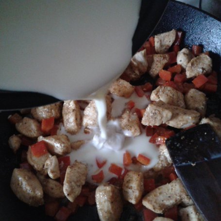 Krok 4 - Filet z kurczaka z papryką w sosie serowym foto