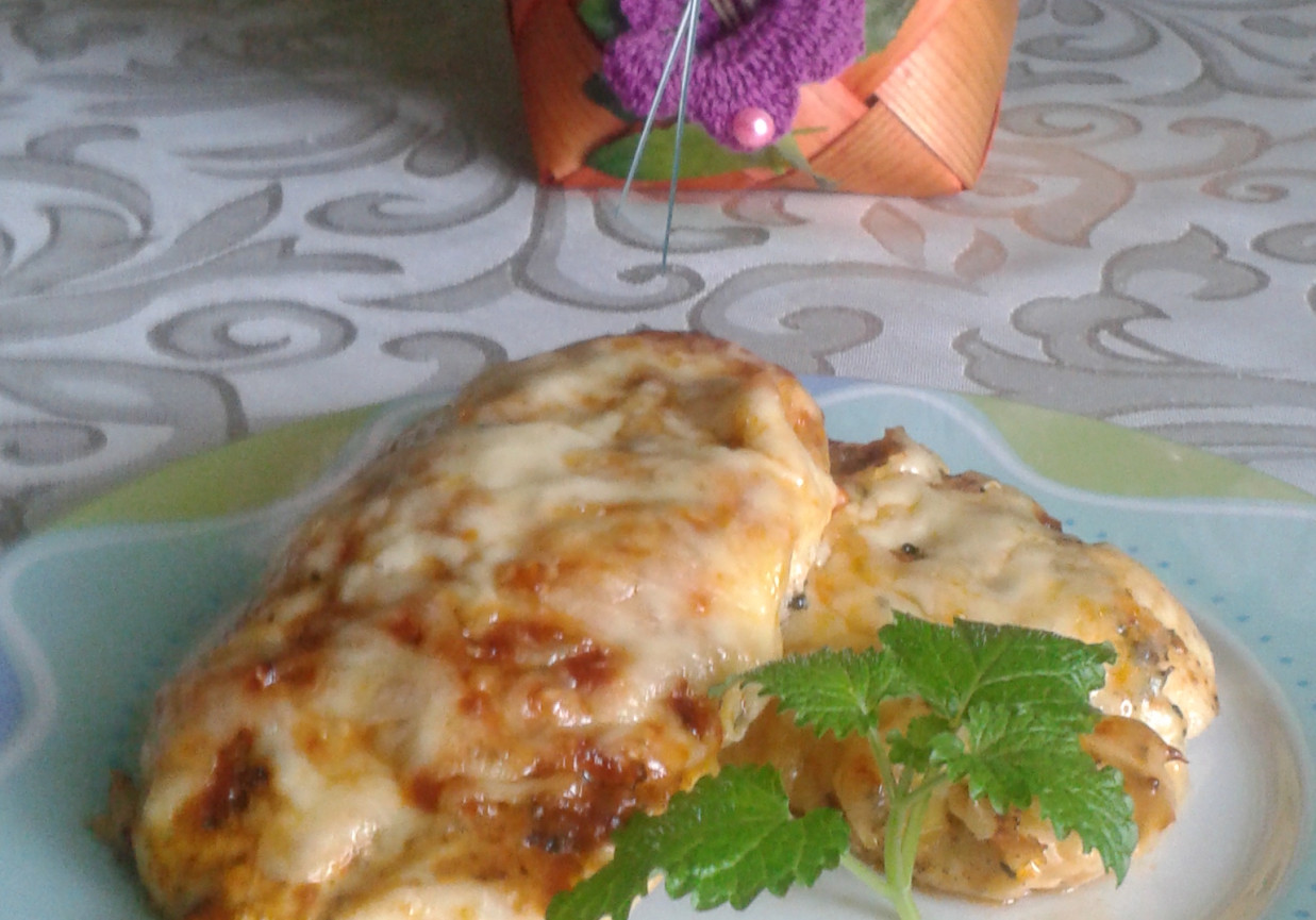 Filet z kurczaka z pesto i  z żółtym serem . foto