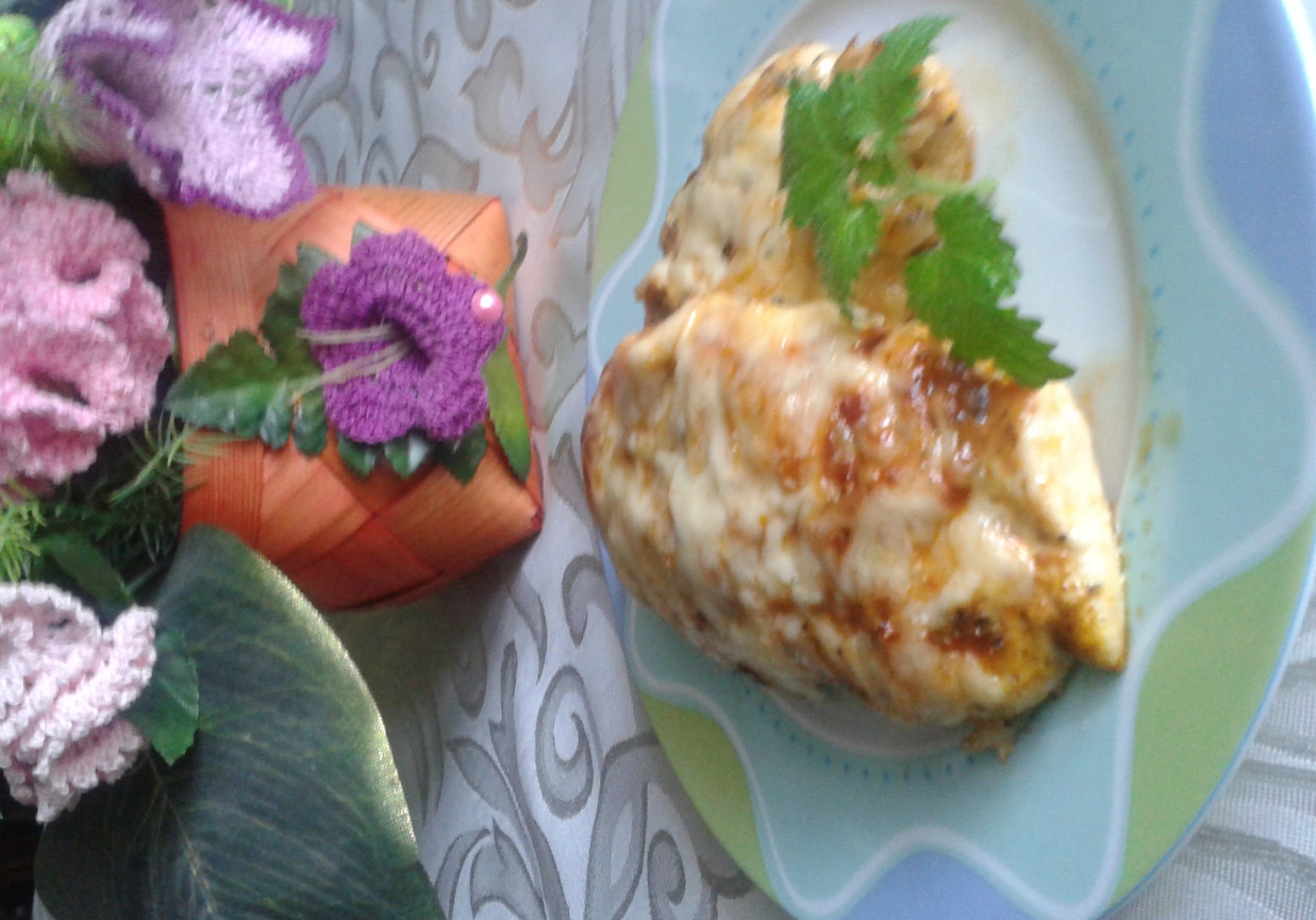 Filet z kurczaka z pesto i  z żółtym serem . foto